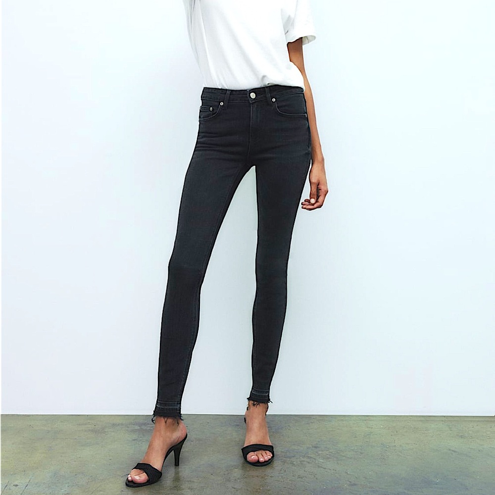 Mid rise skinny black jeans. Zara. Size 4. stretch a lot.
